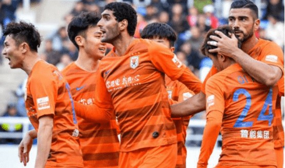  曼联争议红牌引热议，B费染红离场球队惨遭绝杀  